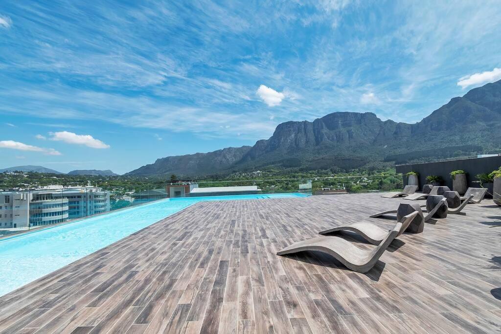 Rooftop With Breathtaking Views Of Table Mountain. Apartment
